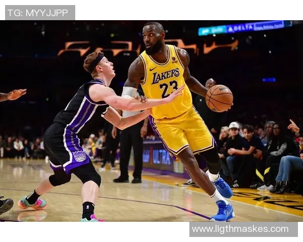 NBA官方海报致敬詹姆斯连续上双纪录历程回顾从2007年1月6日到现在